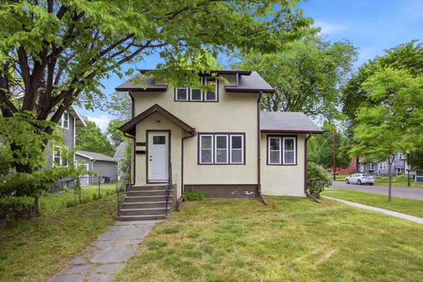 $205,000 | 1124 South University Drive, Fargo, ND 58103