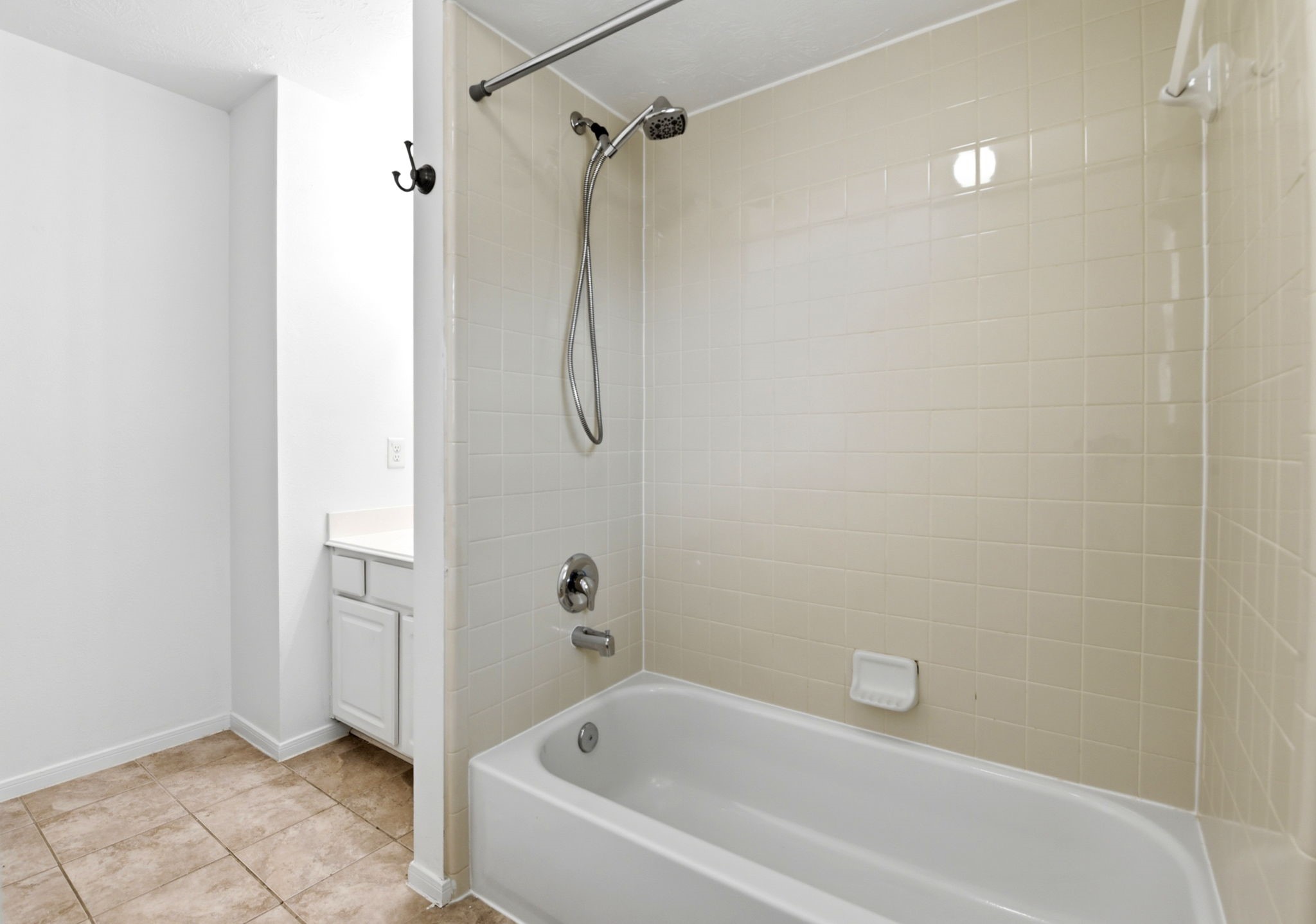 22102 Bridgestone Crossing Drive Spring, TX 77388 - Photo 33 of 38 a bathroom with a bathtub