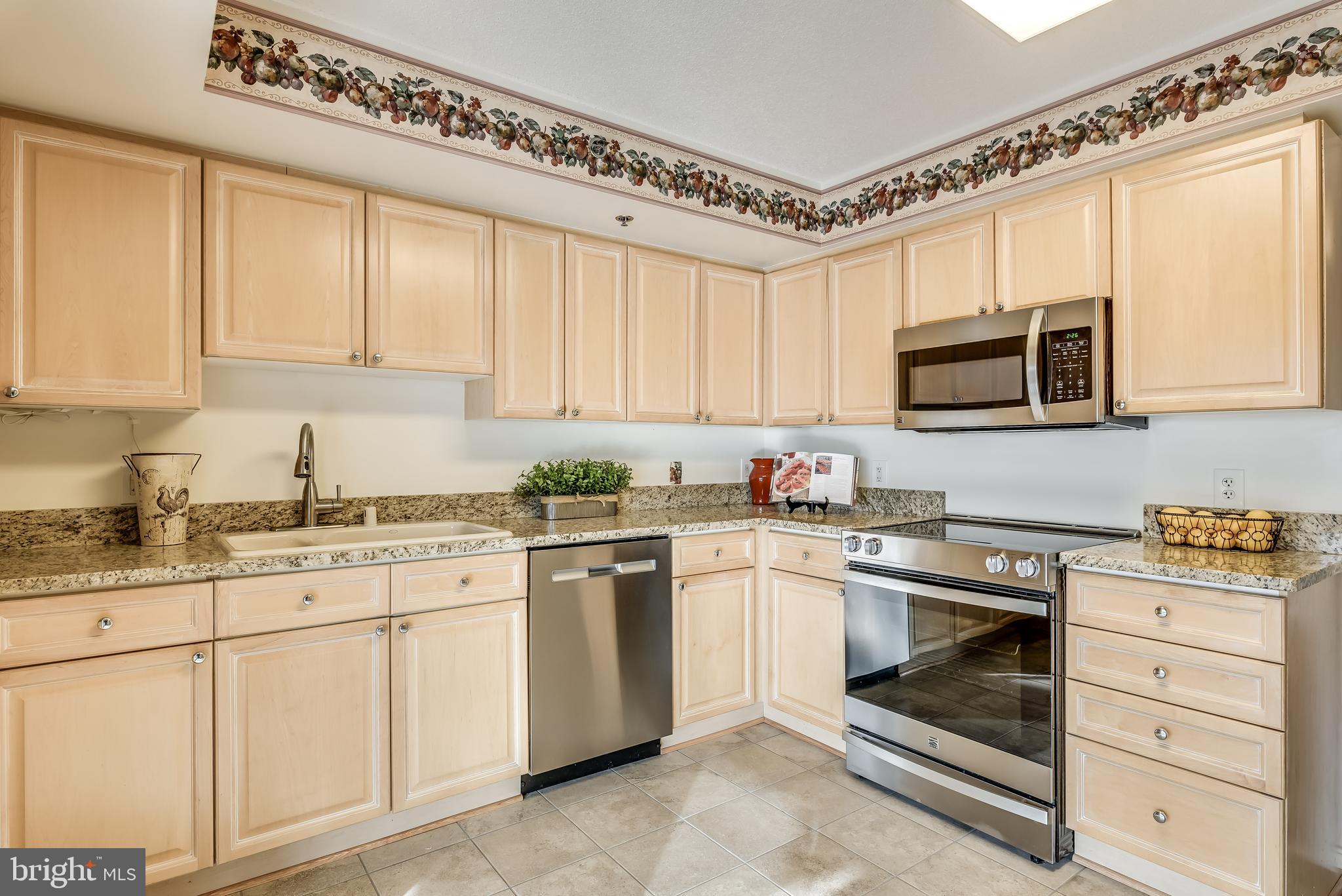 19385 Cypress Ridge Terrace, Unit 801 Leesburg, VA 20176 - Photo 6 of 21 Wide kitchen