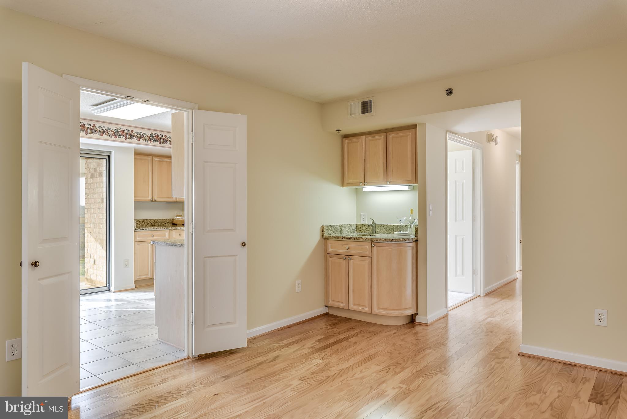 19385 Cypress Ridge Terrace, Unit 801 Leesburg, VA 20176 - Photo 10 of 21 Brand new wet bar