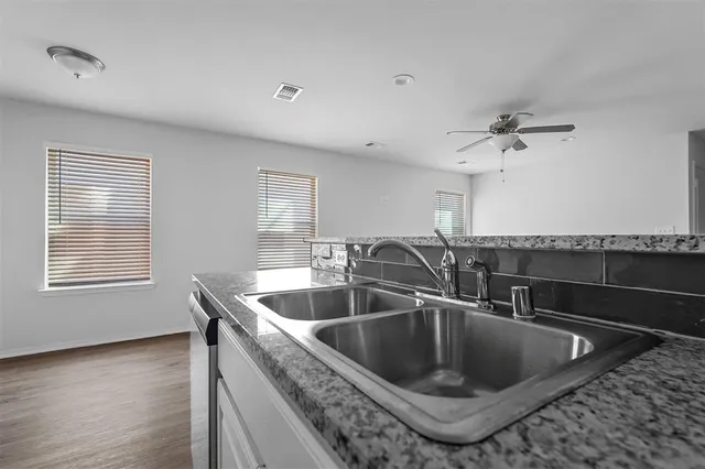 $1,300 | 507 West Walker Street, Unit 509, Denison, TX 75020