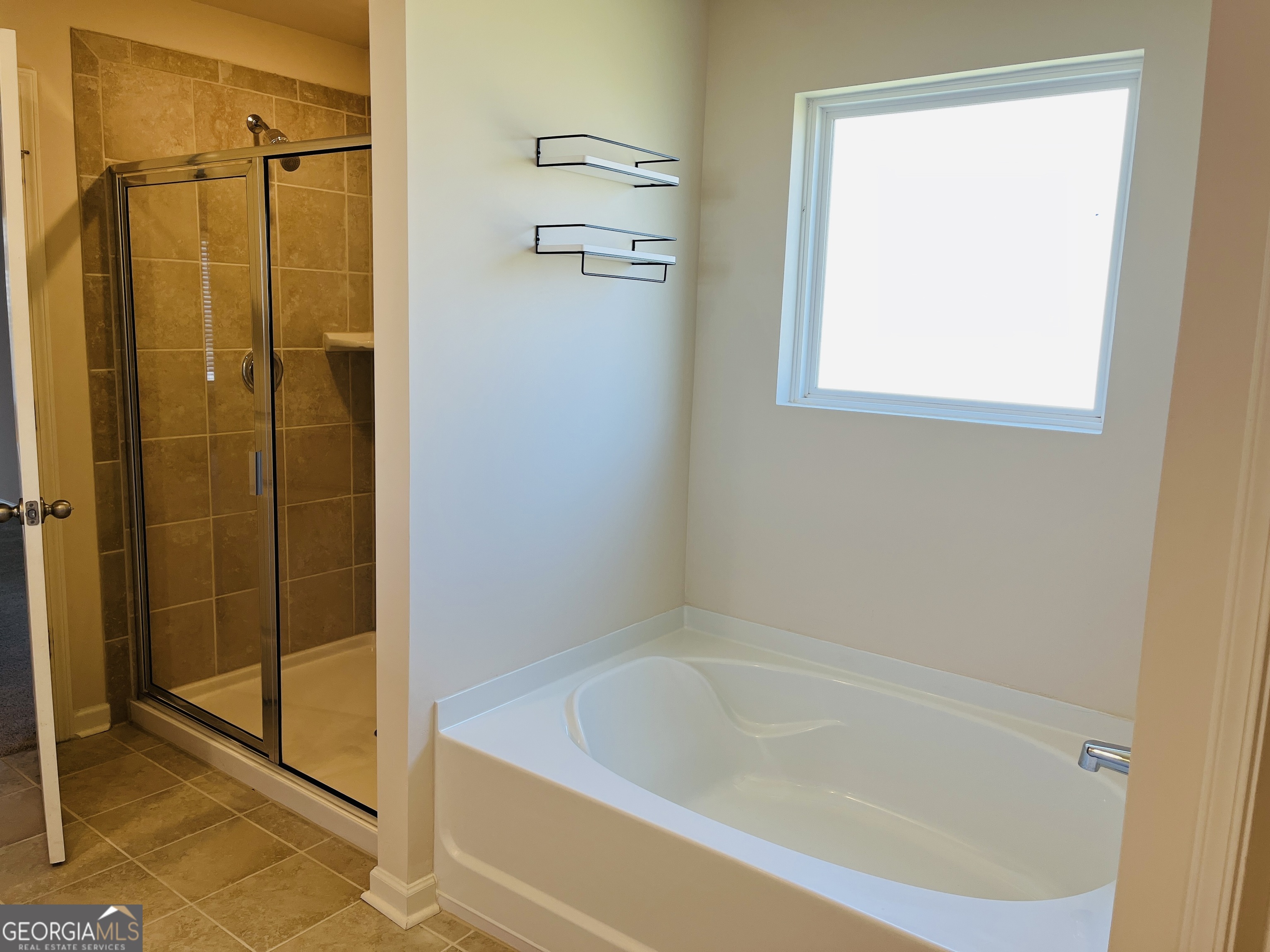 910 Sly Fox Run Fairburn, GA 30213 - Photo 35 of 46 a bathroom with a bathtub