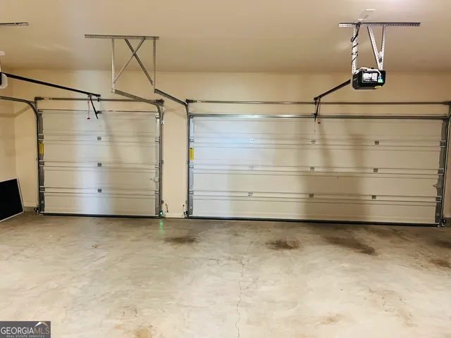 a view of a house with backyard and garden