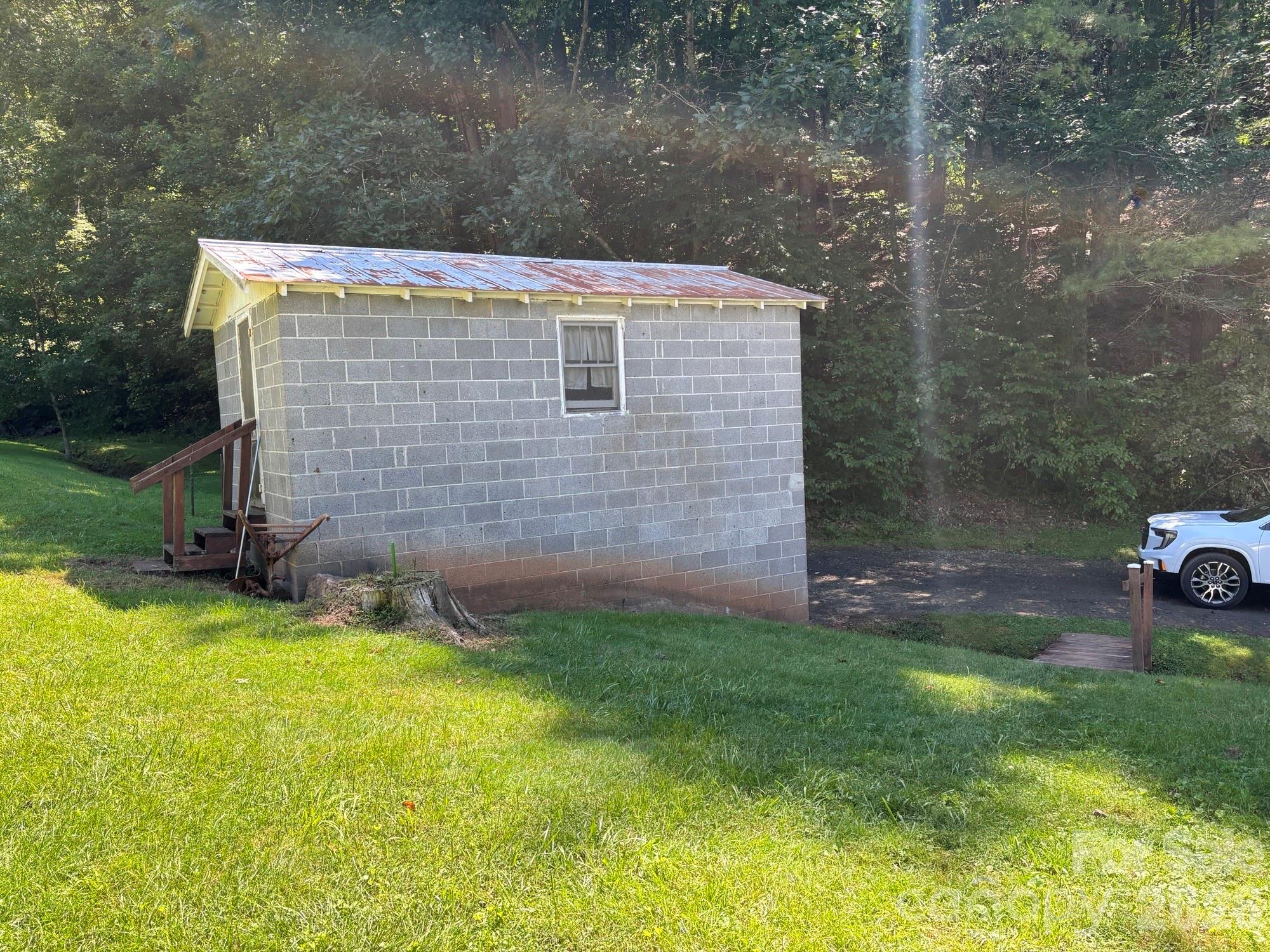 377 Sam Gouge Road Bakersville, NC 28705 - Photo 25 of 29 Gallery Image 25