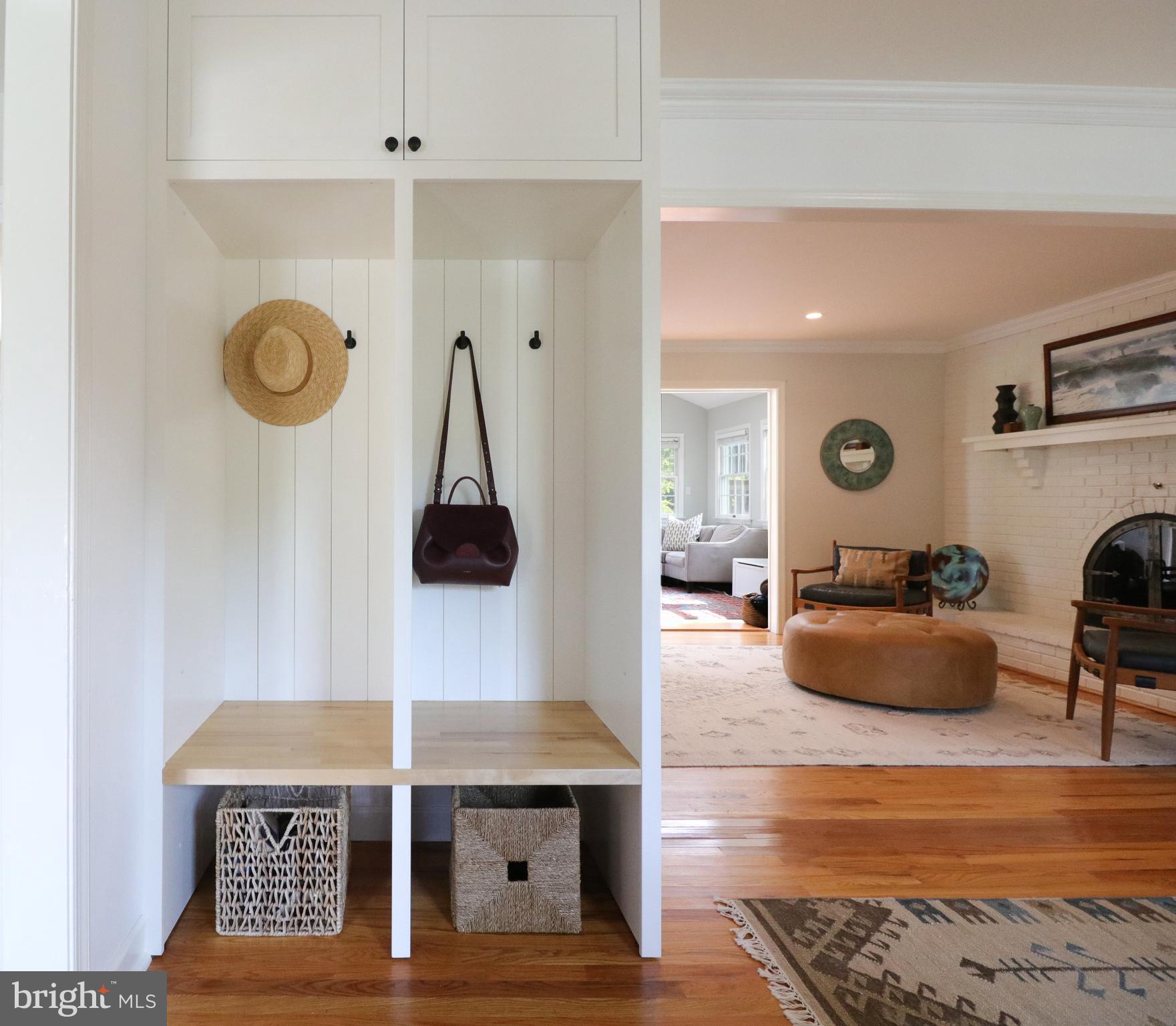 9320 Winbourne Road Burke, VA 22015 - Photo 7 of 55 Beautiful built in.