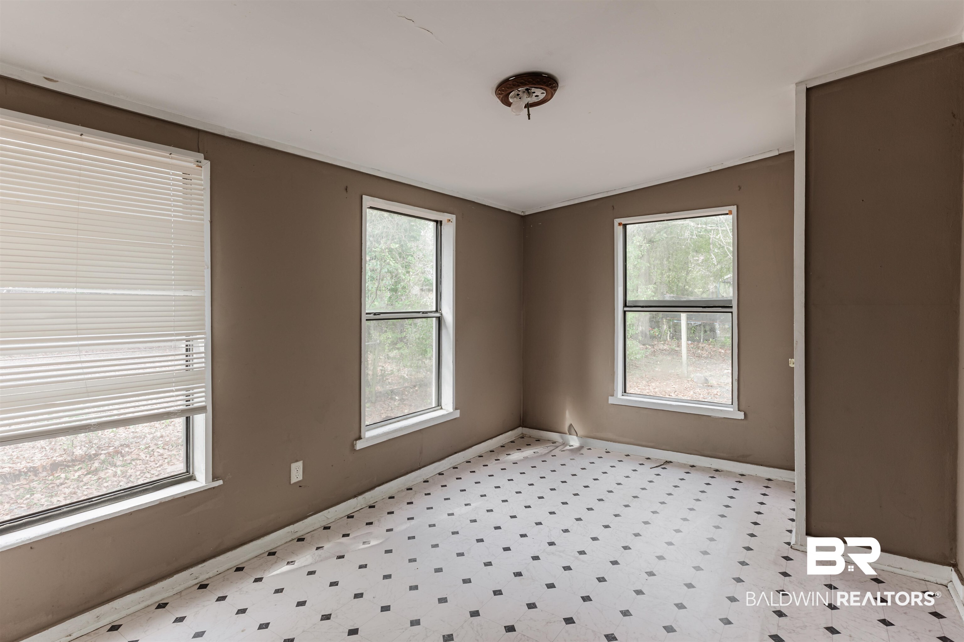 600 Mohawk Street Mobile, AL 36606 - Photo 15 of 20 Unfurnished room featuring plenty of natural light and vaulted ceiling