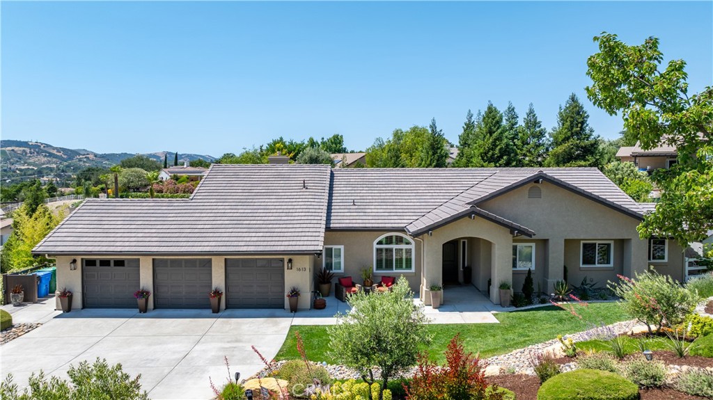 1613 Via Flora Paso Robles, CA 93446 - Photo 3 of 44