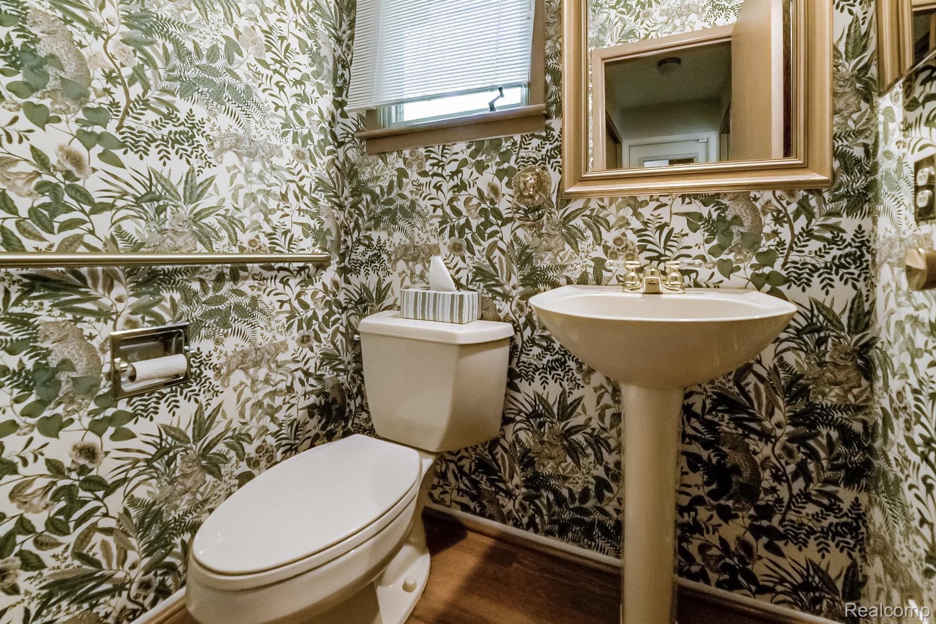 896 Allston Drive Rochester, MI 48309 - Photo 19 of 57 019-photo-powder-room-8358048.jpg
