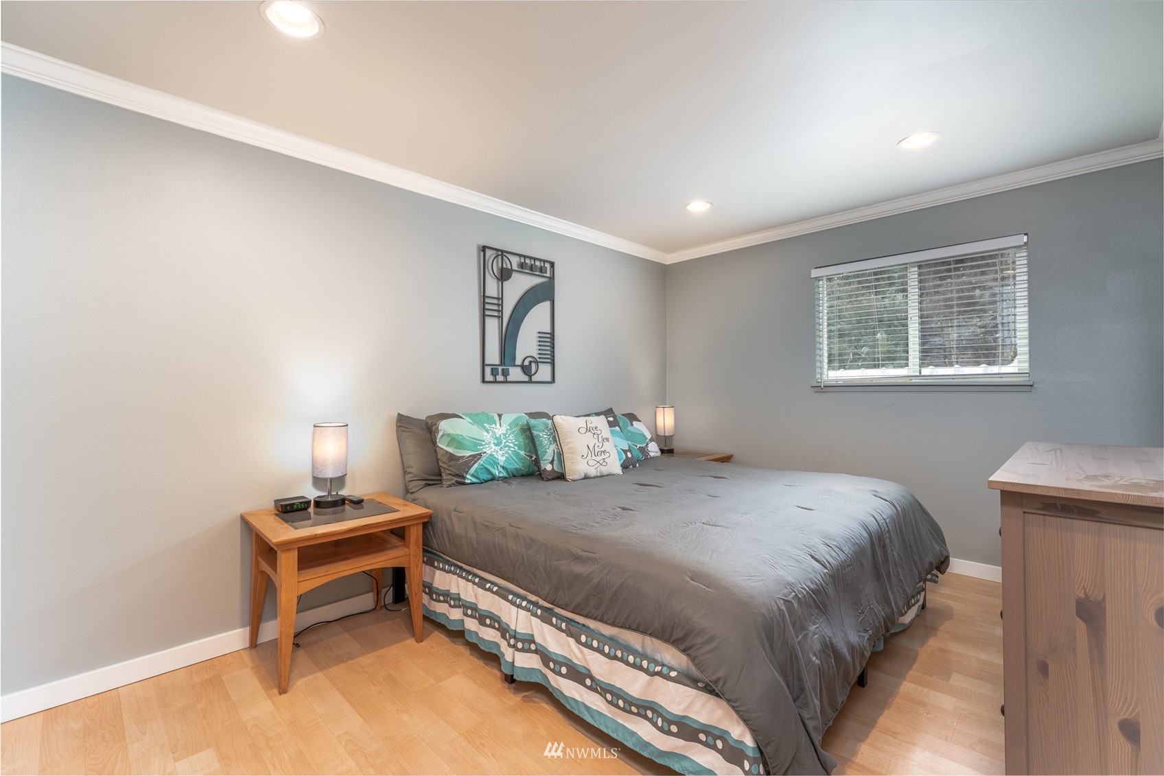 1902 West Prospect Street, Unit 112 Chelan, WA 98816 - Photo 18 of 40 a bedroom with a bed and a window