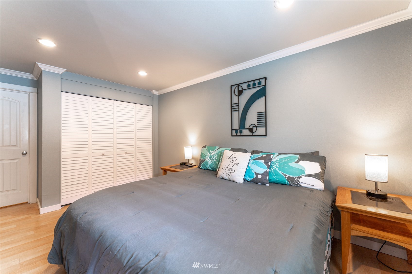 1902 West Prospect Street, Unit 112 Chelan, WA 98816 - Photo 19 of 40 a bedroom with a bed and a window