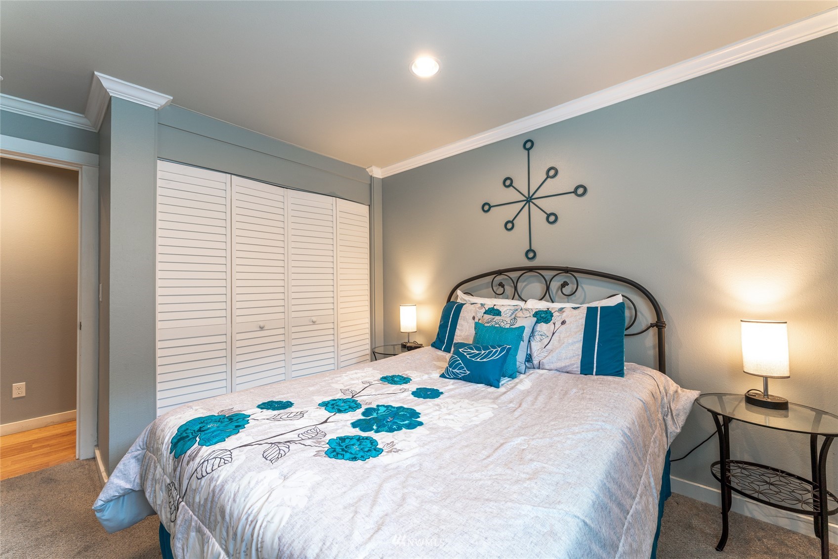 1902 West Prospect Street, Unit 112 Chelan, WA 98816 - Photo 22 of 40 a bedroom with a bed and a window