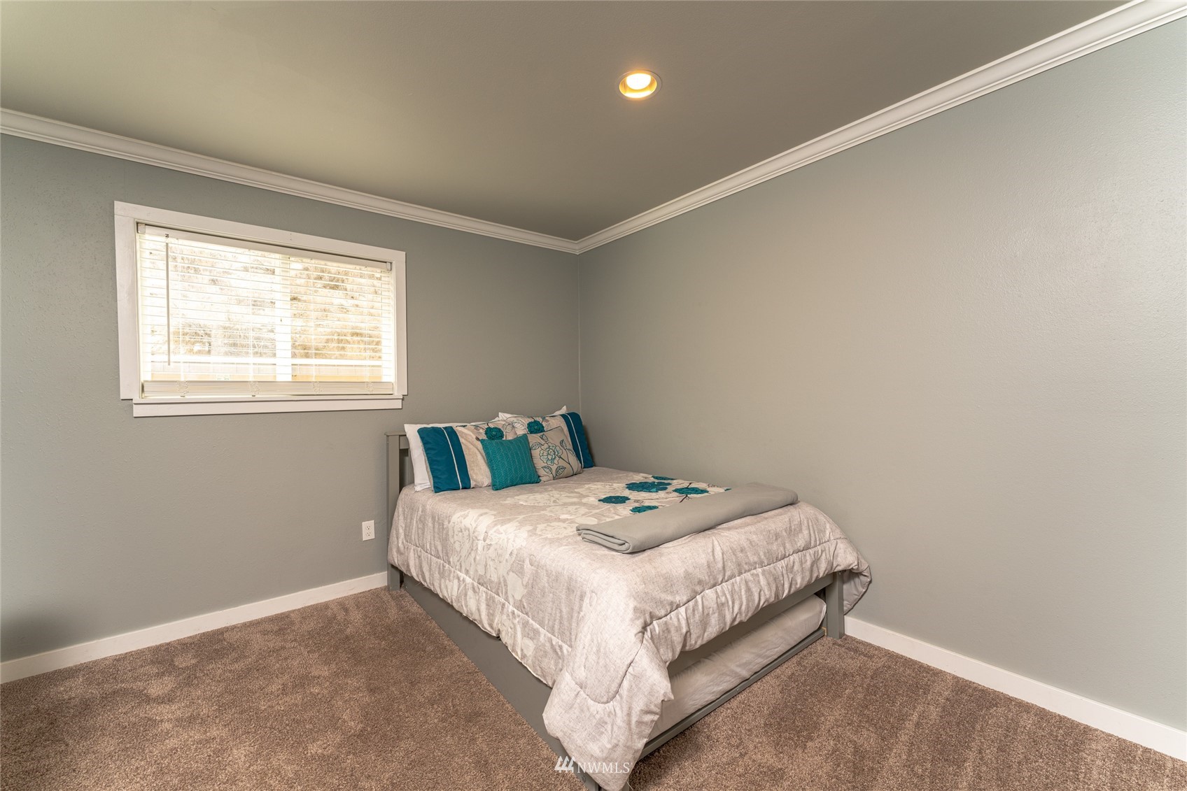 1902 West Prospect Street, Unit 112 Chelan, WA 98816 - Photo 23 of 40 a bed sitting in a bedroom next to a window