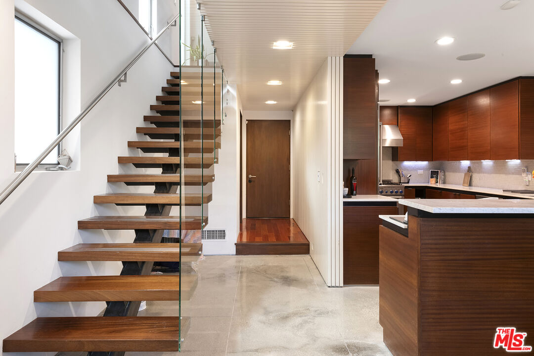 417 Venice Way Venice, CA 90291 - Photo 12 of 53 a view of entryway and kitchen