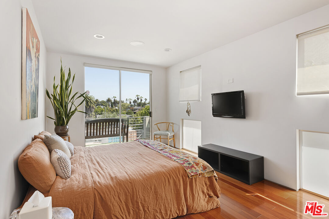 417 Venice Way Venice, CA 90291 - Photo 18 of 53 a bedroom with a bed and a television