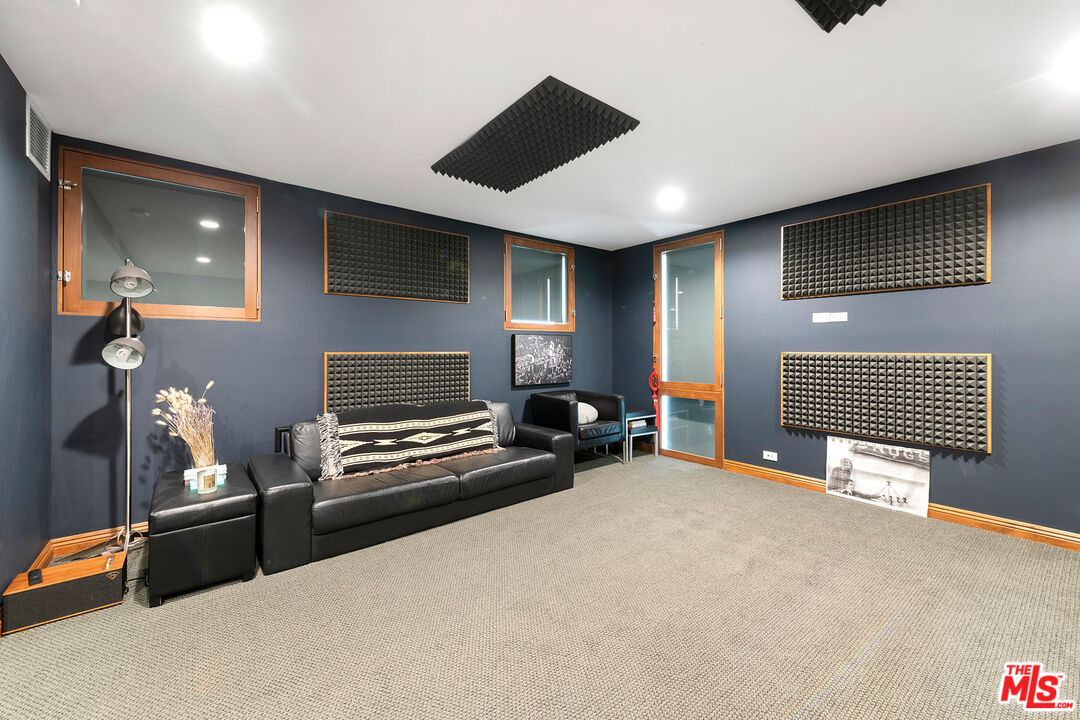 417 Venice Way Venice, CA 90291 - Photo 24 of 53 a view of room with a flat screen tv