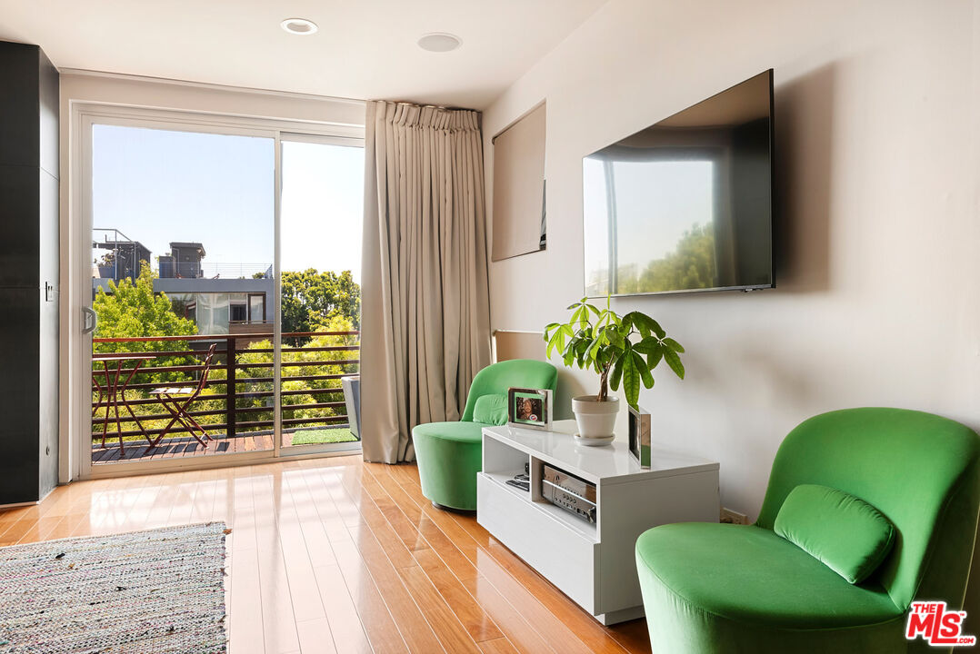 417 Venice Way Venice, CA 90291 - Photo 31 of 53 a living room with furniture and a potted plant