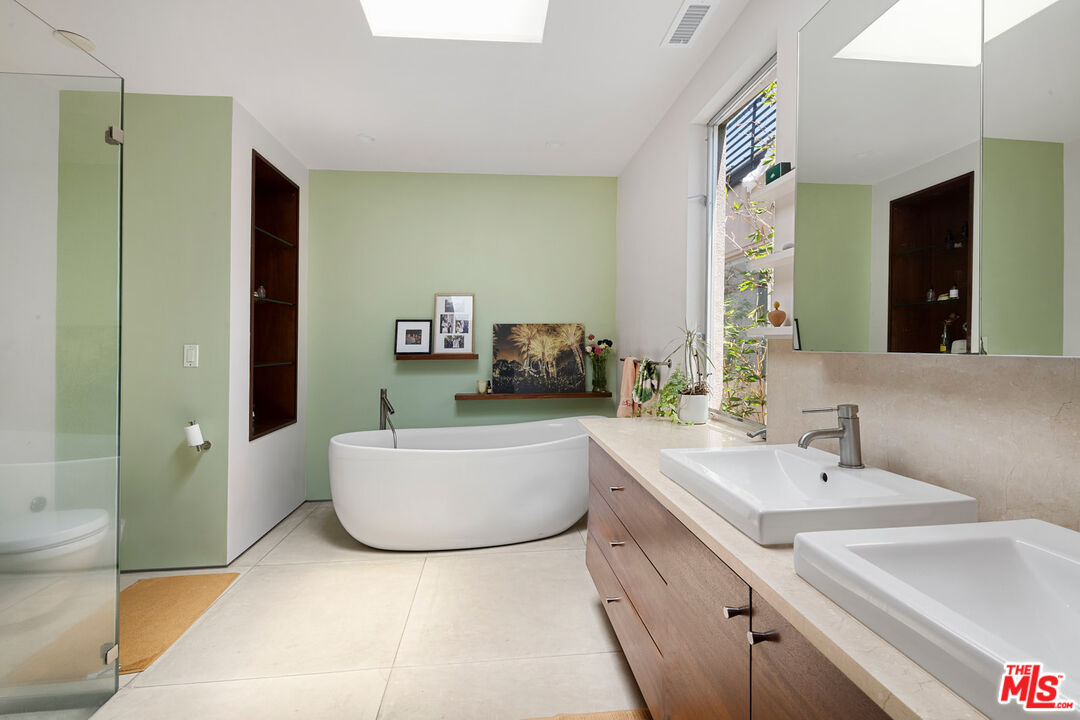 417 Venice Way Venice, CA 90291 - Photo 35 of 53 a bathroom with a tub sink and mirror