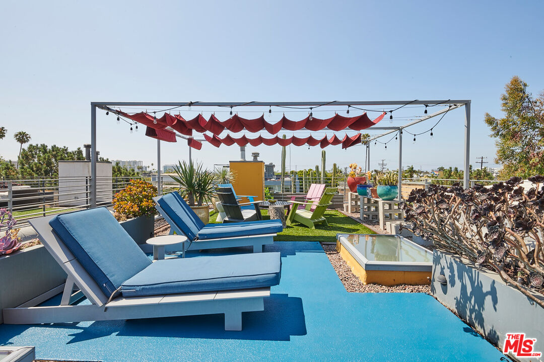 417 Venice Way Venice, CA 90291 - Photo 39 of 53 a view of a chairs and table in the terrace