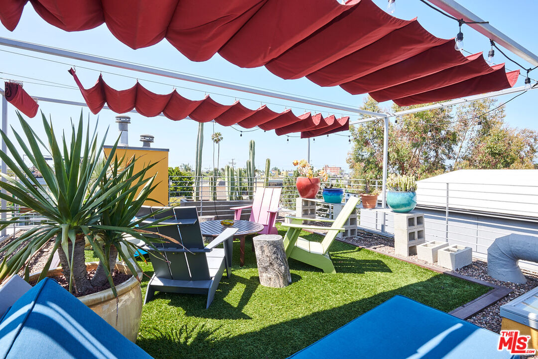 417 Venice Way Venice, CA 90291 - Photo 40 of 53 a view of a chairs and table in backyard