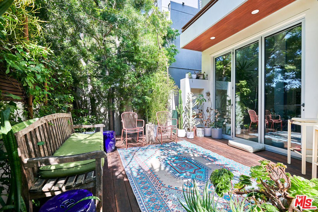 417 Venice Way Venice, CA 90291 - Photo 47 of 53 a outdoor space with furniture