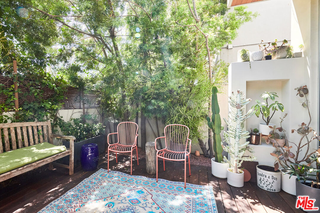 417 Venice Way Venice, CA 90291 - Photo 48 of 53 a front view of a garden with patio