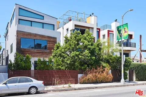 $2,900,000 | 417 Venice Way, Venice, CA 90291