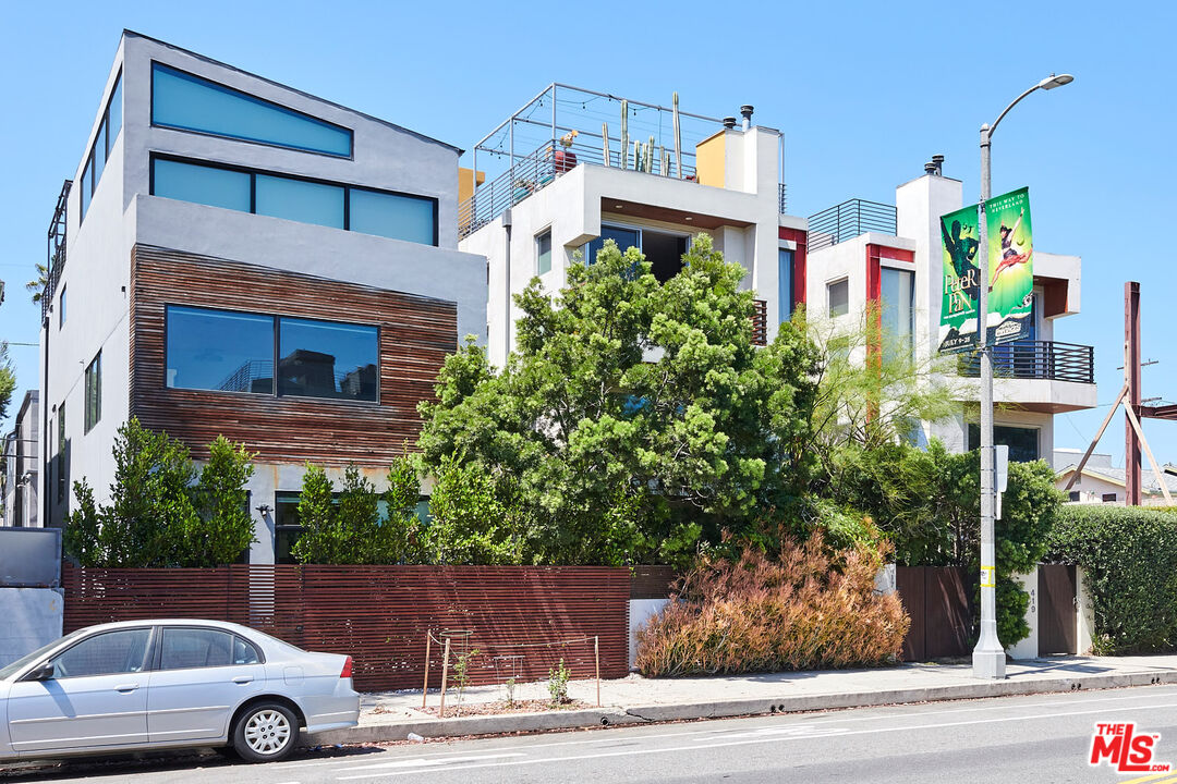 417 Venice Way Venice, CA 90291 - Photo 52 of 53 a front view of a house with a yard