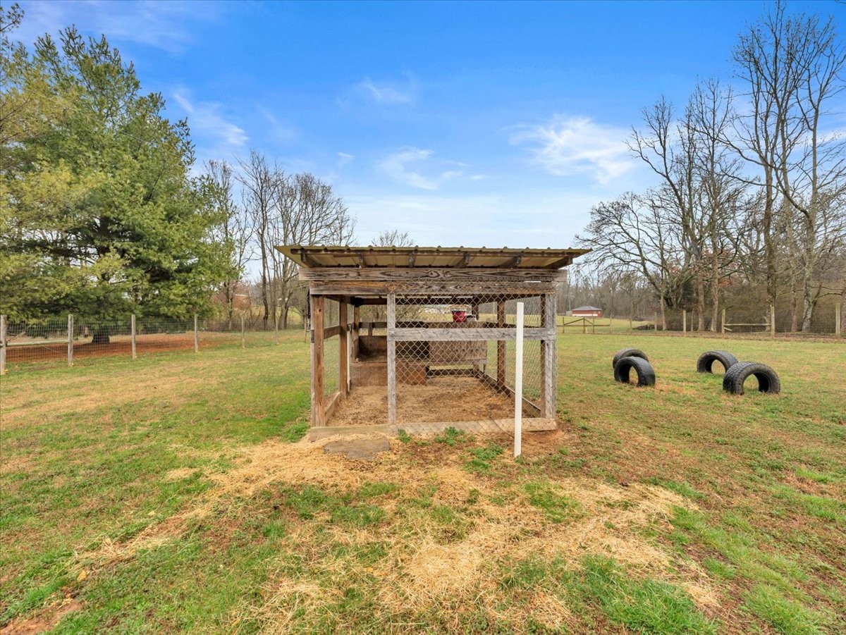 9 Merideth Lynn Road Fayetteville, TN 37334 - Photo 27 of 31 a backyard of a house with table and chairs
