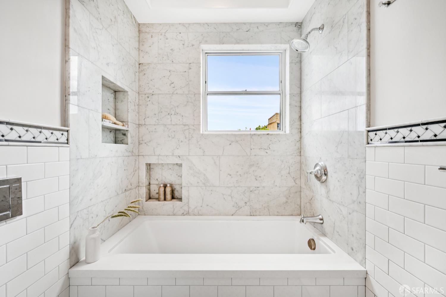 639 14th Street San Francisco, CA 94114 - Photo 25 of 54 a bathroom with a bathtub