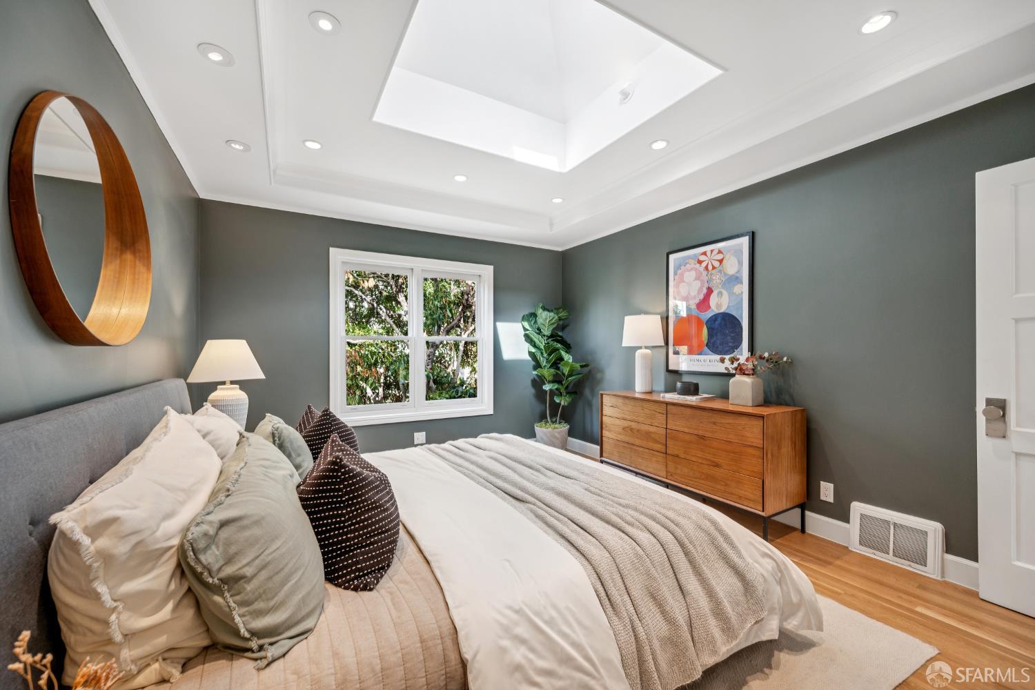 639 14th Street San Francisco, CA 94114 - Photo 27 of 54 a bedroom with a bed and a painting on the wall