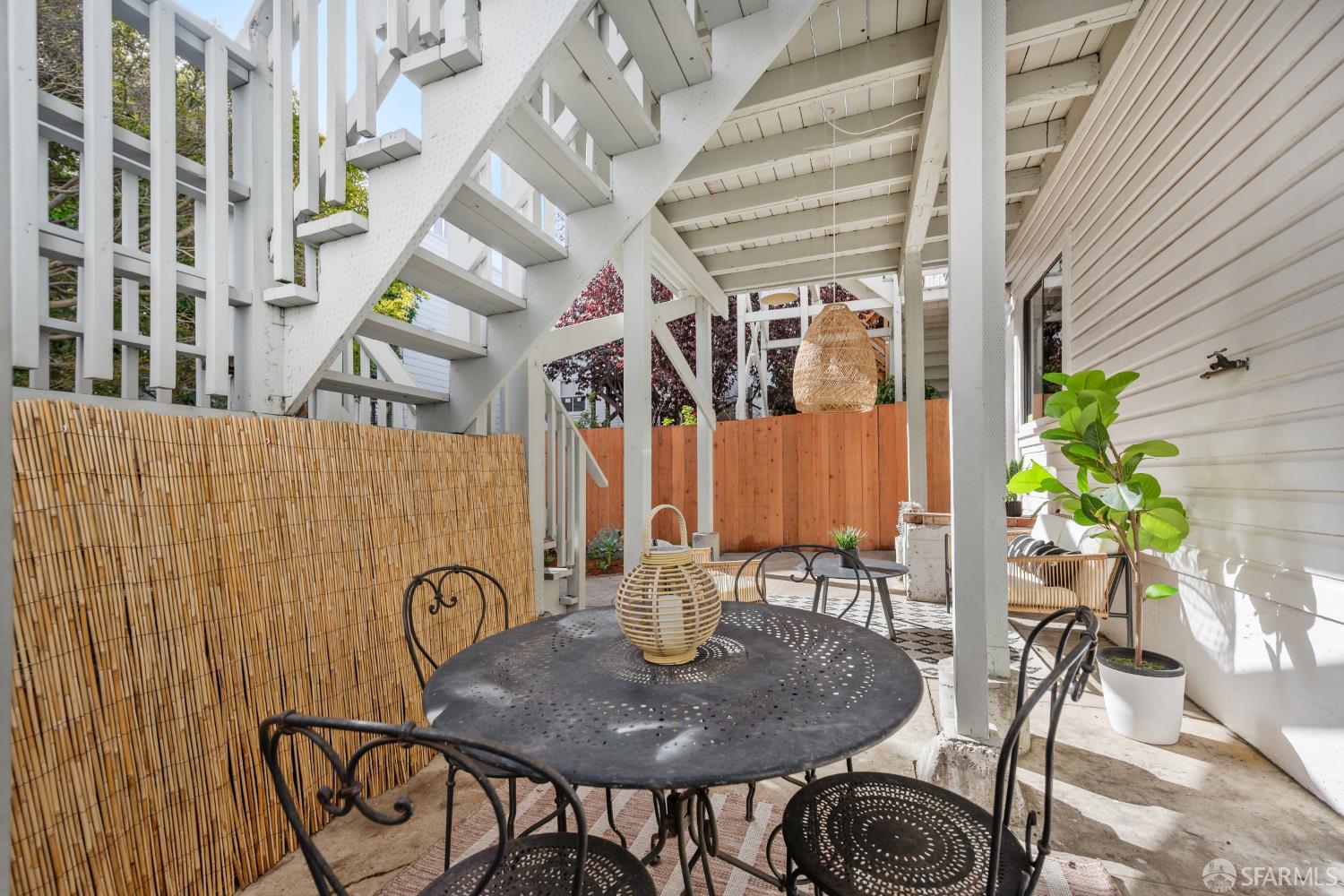 639 14th Street San Francisco, CA 94114 - Photo 31 of 54 a table and chairs in the terrace