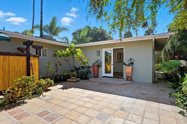 a view of a house with backyard and garden