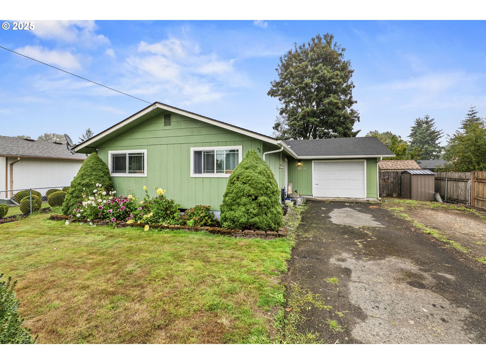 2634 34th Avenue Longview, WA 98632 - Photo 21 of 22 a front view of a house with garden