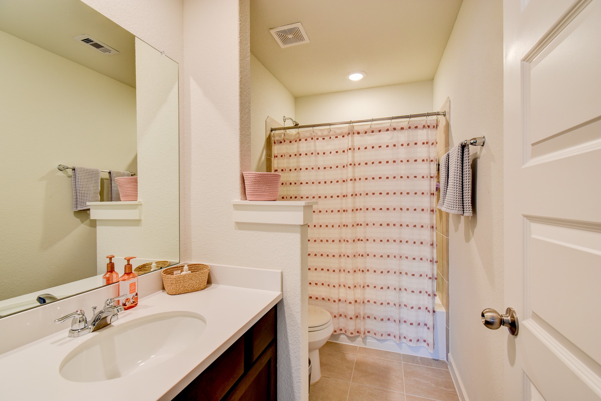 205 Laura Leigh Lane Angleton, TX 77515 - Photo 20 of 29 Upstairs Bath