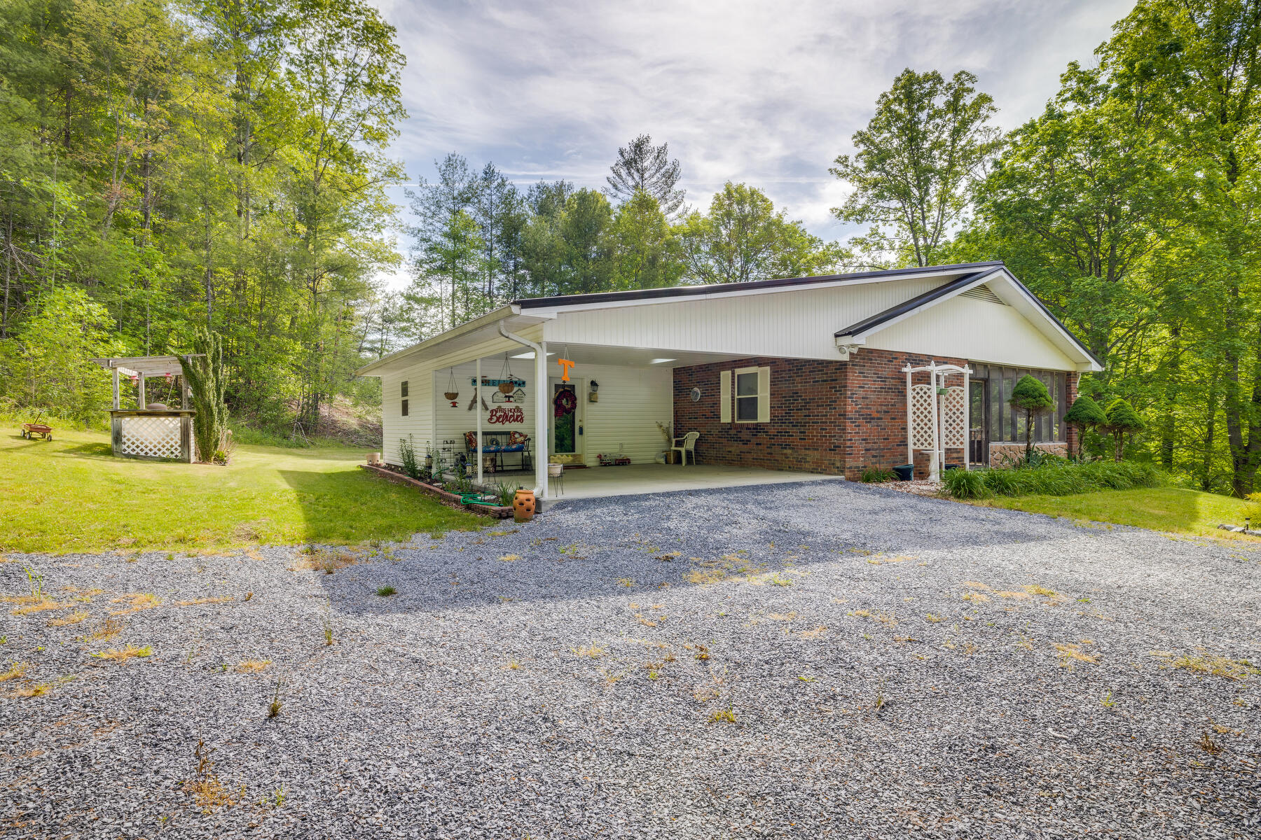 1115 Williams Road Erwin, TN 37650 - Photo 3 of 37 034