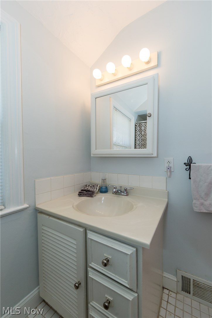 5251 Spencer Road Cleveland, OH 44124 - Photo 27 of 34