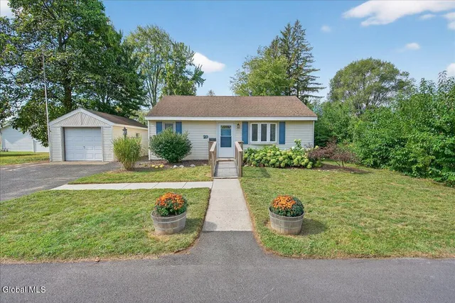 $295,000 | 29 Prince Court, Colonie, NY 12205