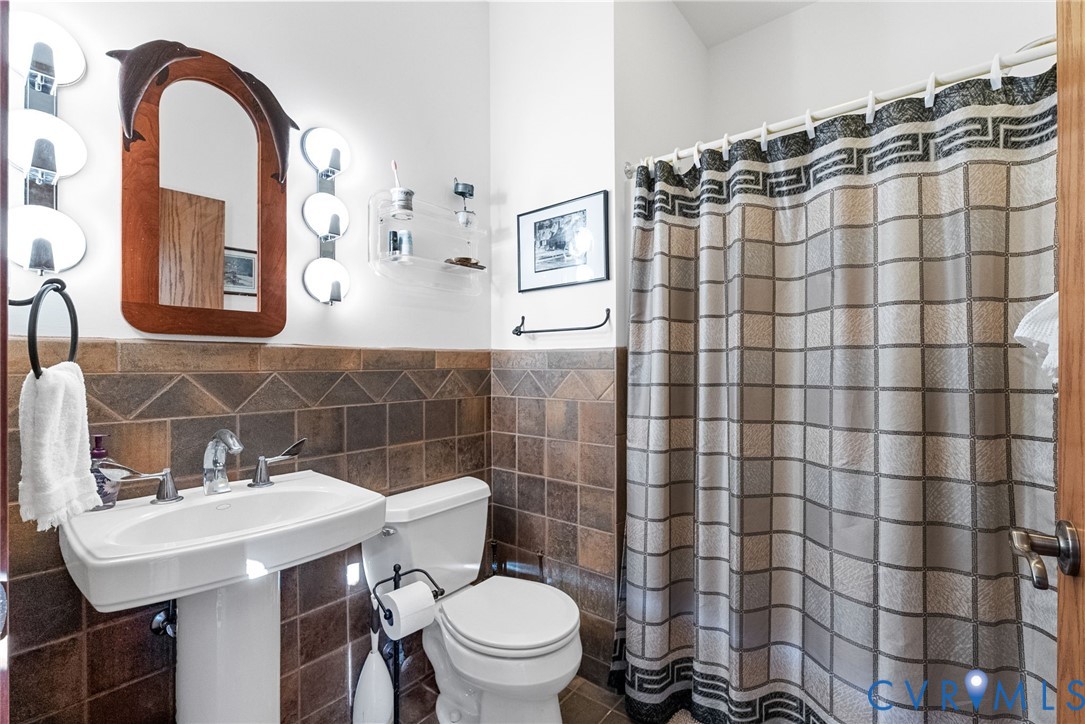 701 Colony Trail Lanexa, VA 23089 - Photo 26 of 50 a bathroom with a sink a toilet and a mirror