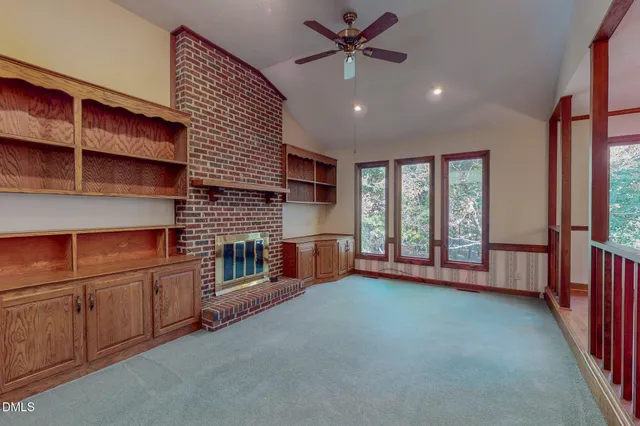 an empty room with windows and pillars in it