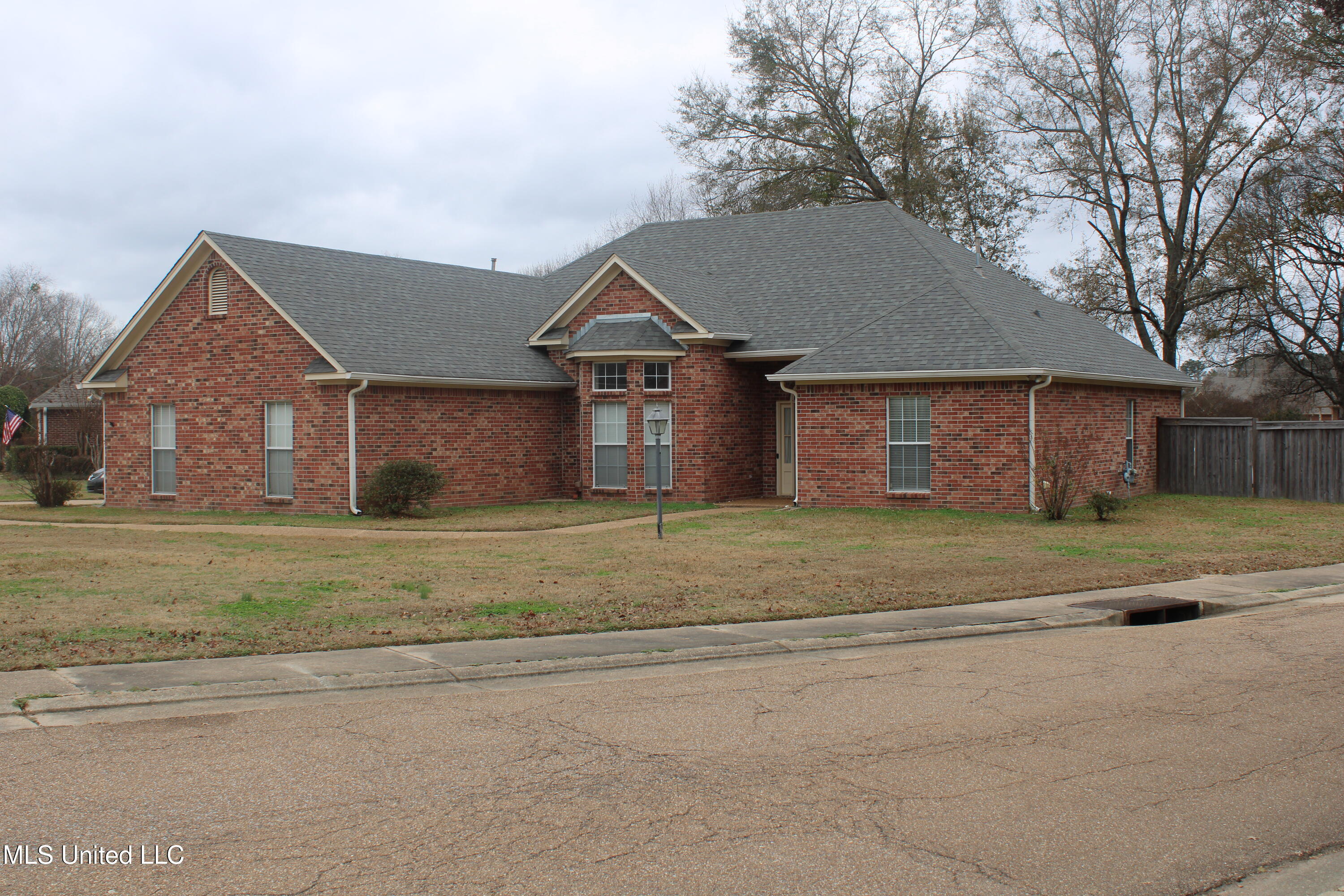 100 Navajo Circle Clinton, MS 39056 - Photo 2 of 53 Front - Left