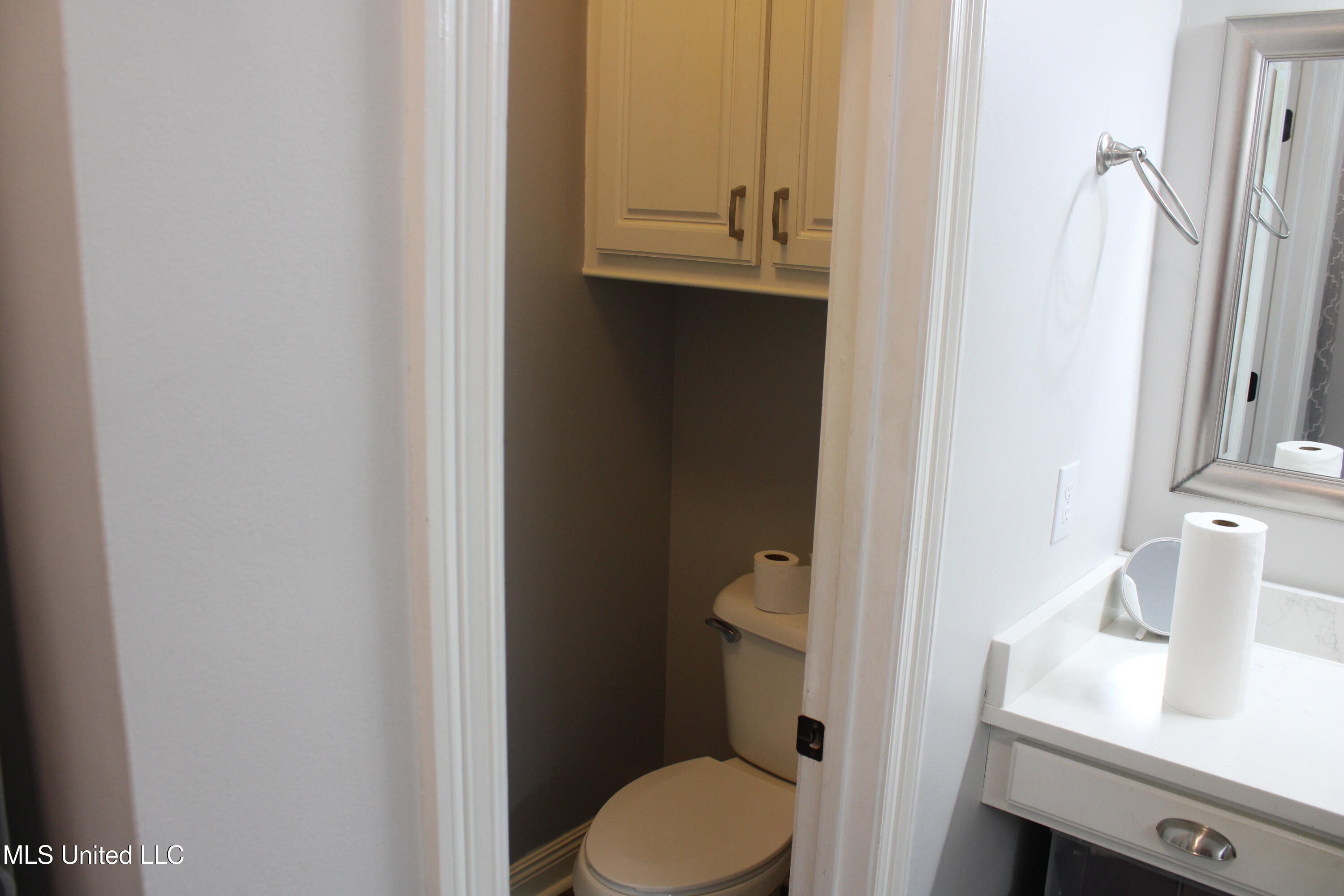 100 Navajo Circle Clinton, MS 39056 - Photo 23 of 53 Primary Bathroom - Water Closet