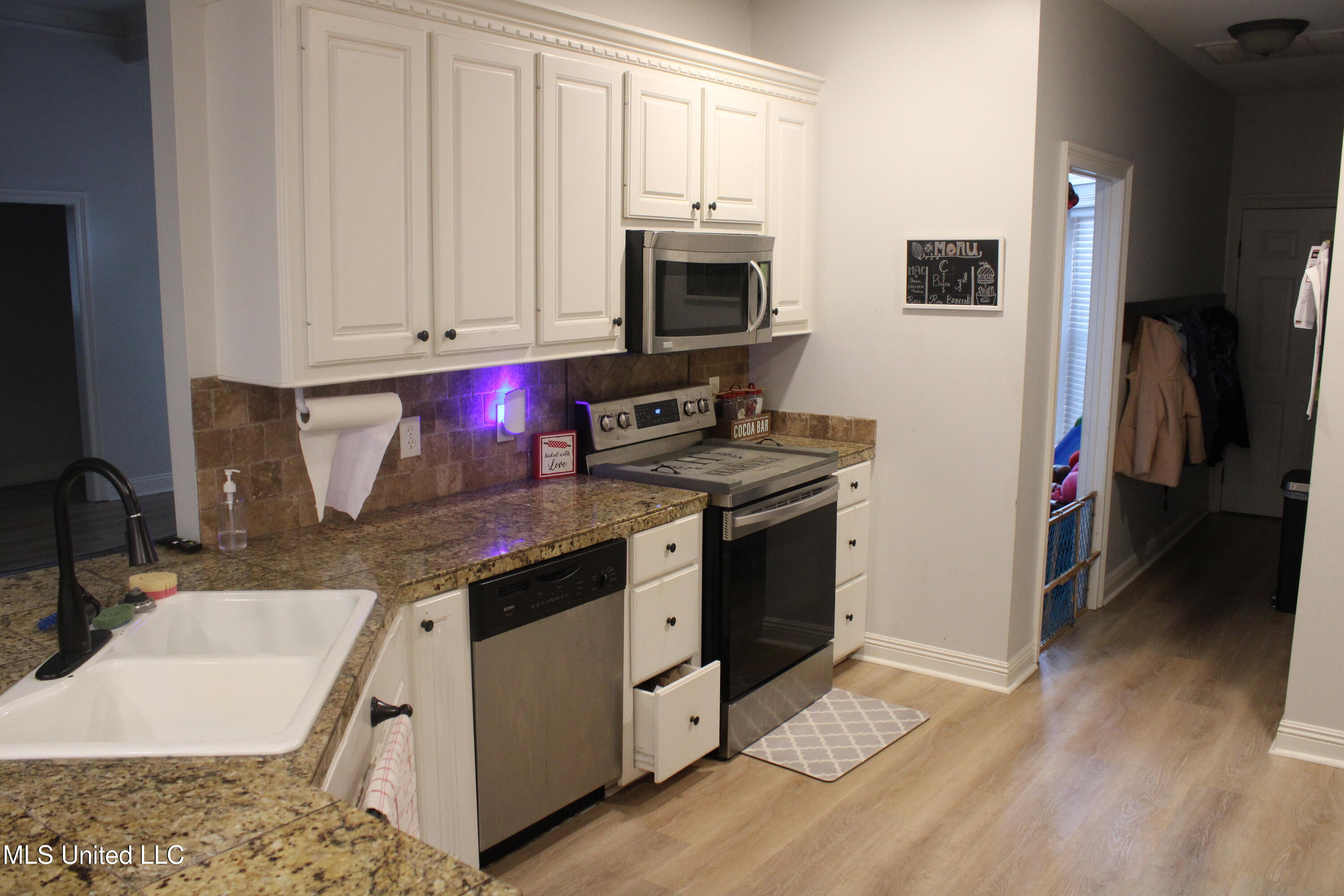 100 Navajo Circle Clinton, MS 39056 - Photo 28 of 53 Kitchen