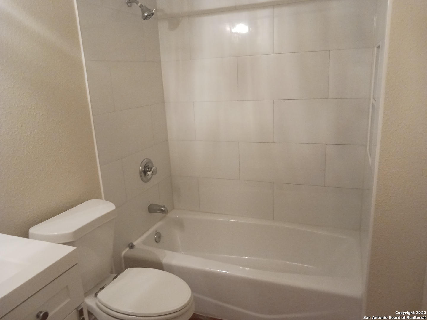 11725 Spring Ridge Drive San Antonio, TX 78249 - Photo 11 of 18 a bathroom with a toilet and a bath tub