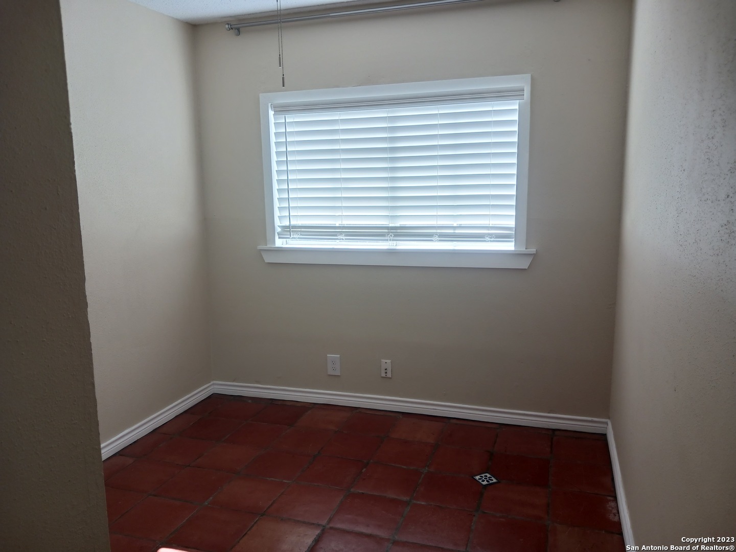 11725 Spring Ridge Drive San Antonio, TX 78249 - Photo 14 of 18 an empty room with a window