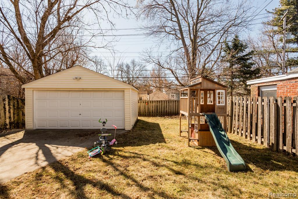 2023 Hampton Road Grosse Pointe Woods, MI 48236 - Photo 30 of 33
