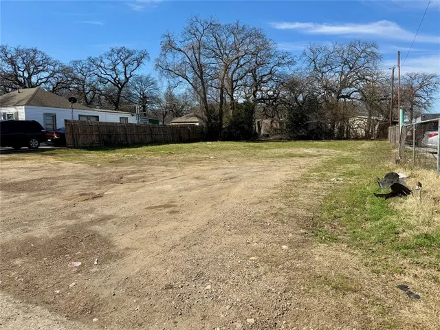 a view of a yard with a house