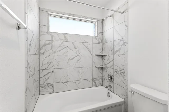 a view of a big room with closet and windows