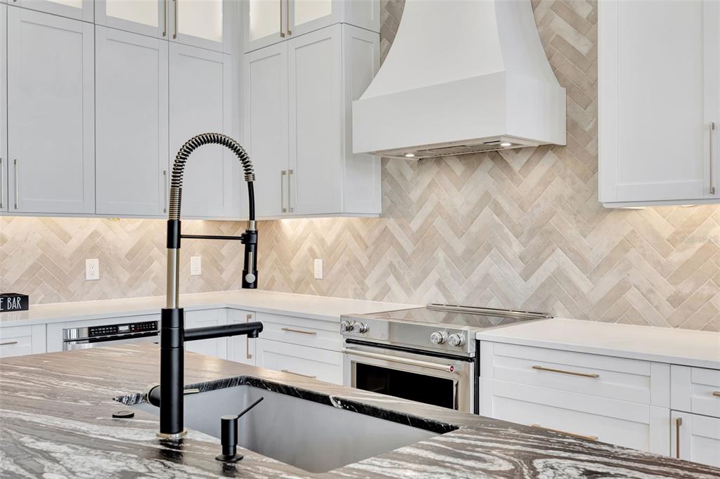 341 Albert Street Dunedin, FL 34698 - Photo 11 of 49