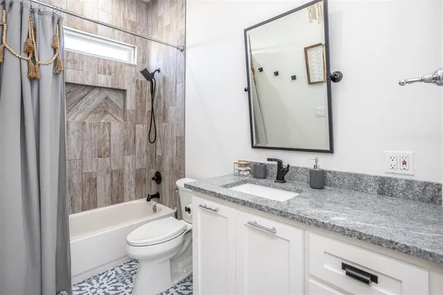 a view of a livingroom with walk in closet