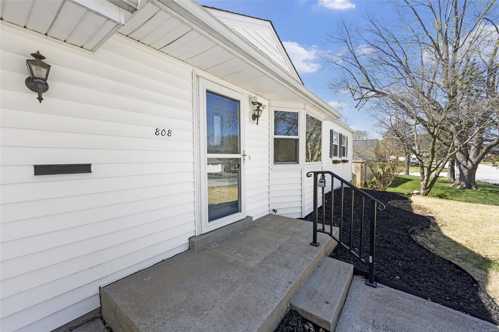 808 Pine Street St. Charles, MO 63301 - Photo 3 of 34